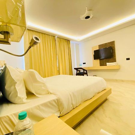 Hotel Holiday Grand Greater Noida Esterno foto