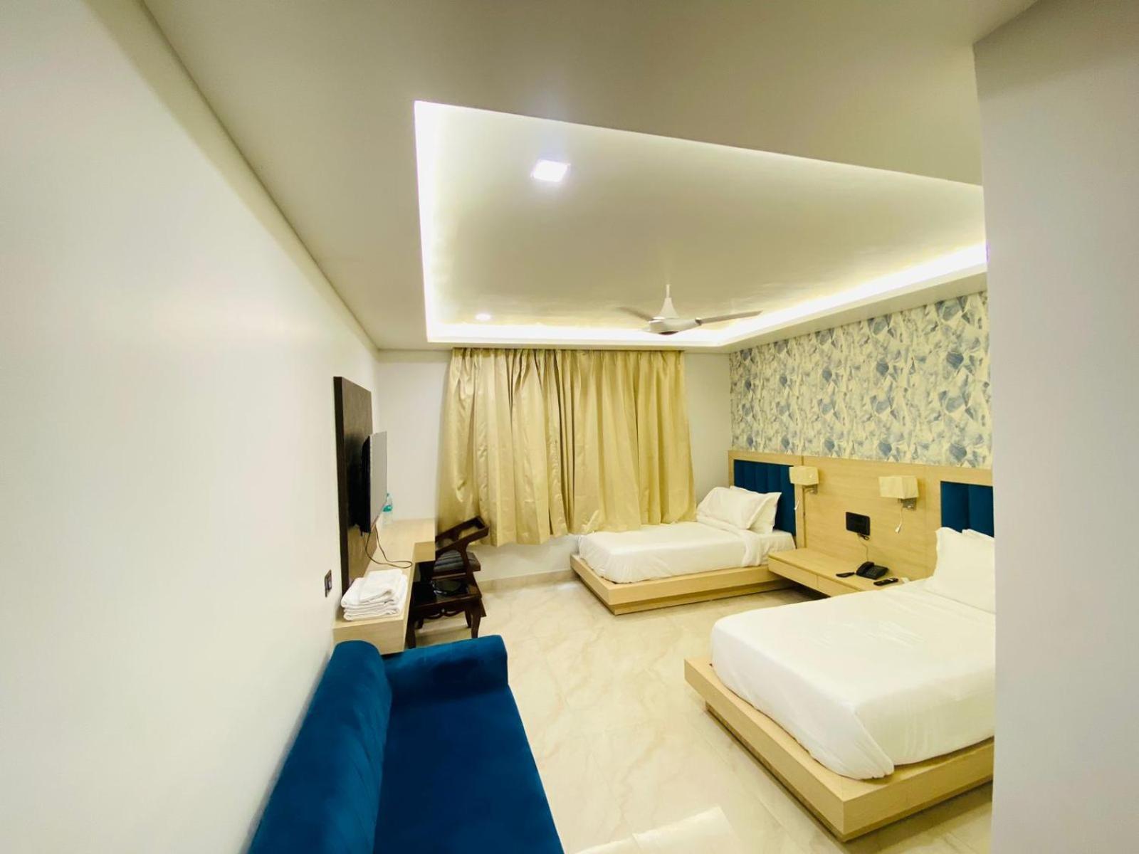 Hotel Holiday Grand Greater Noida Esterno foto