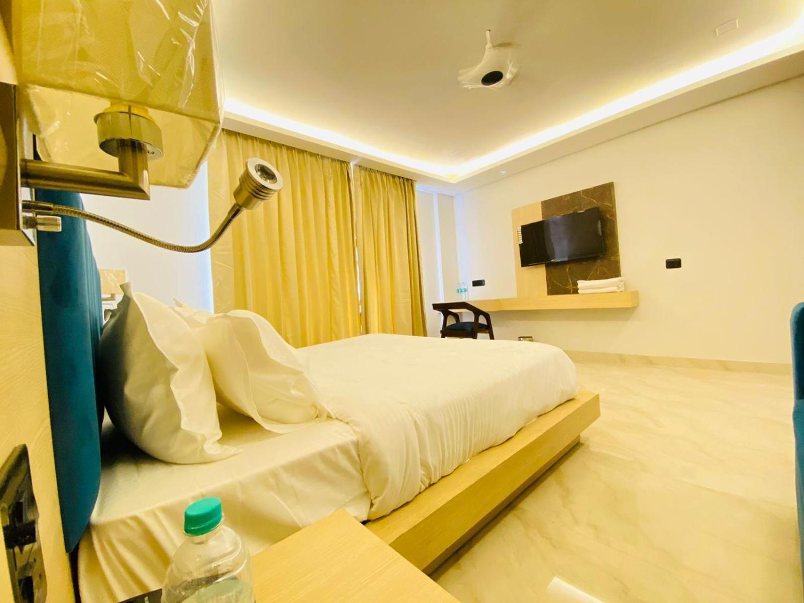 Hotel Holiday Grand Greater Noida Esterno foto
