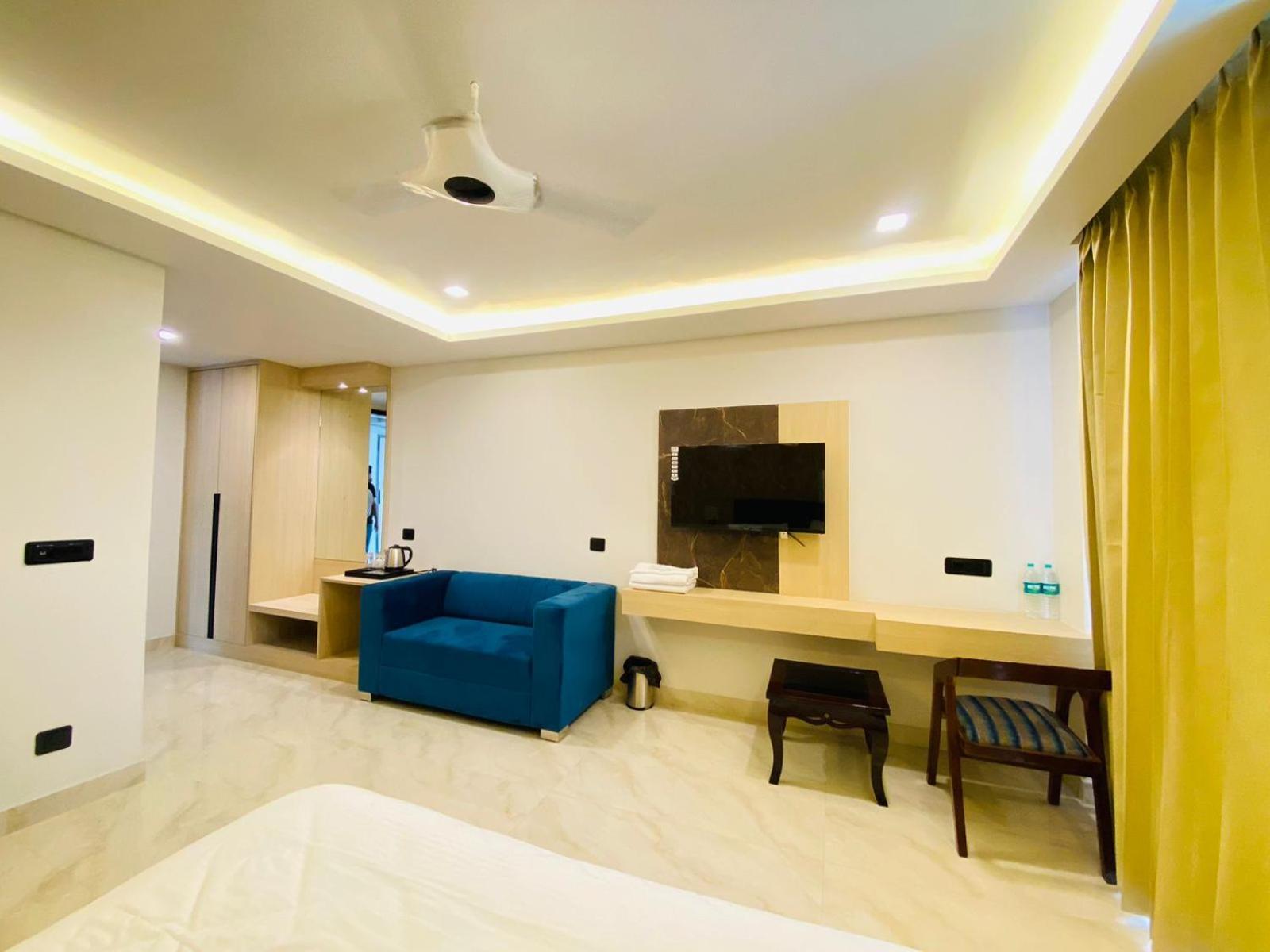 Hotel Holiday Grand Greater Noida Esterno foto