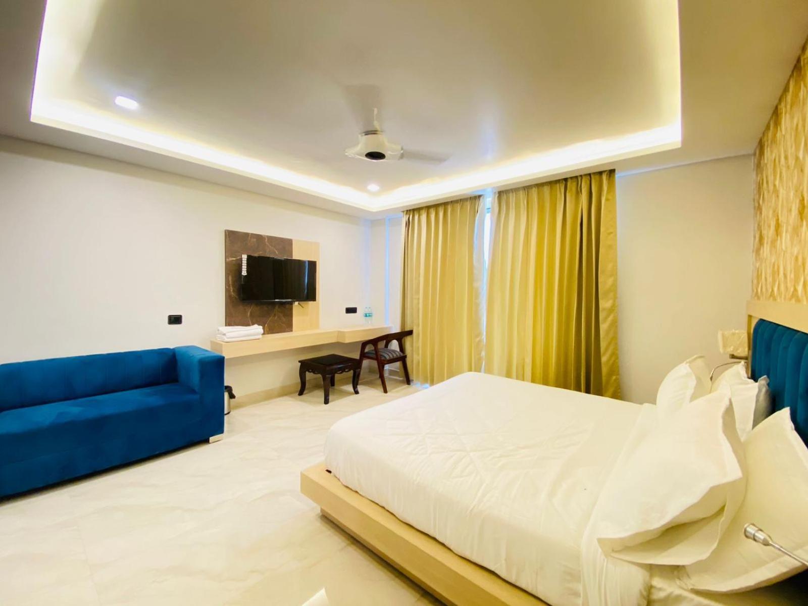 Hotel Holiday Grand Greater Noida Esterno foto
