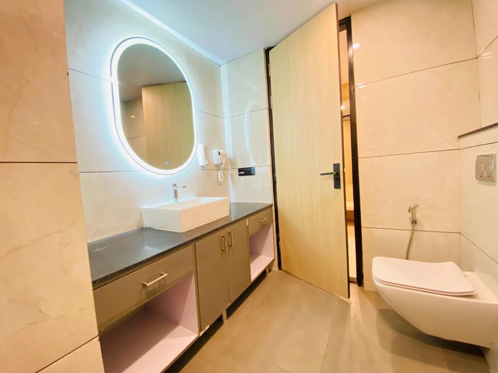 Hotel Holiday Grand Greater Noida Esterno foto