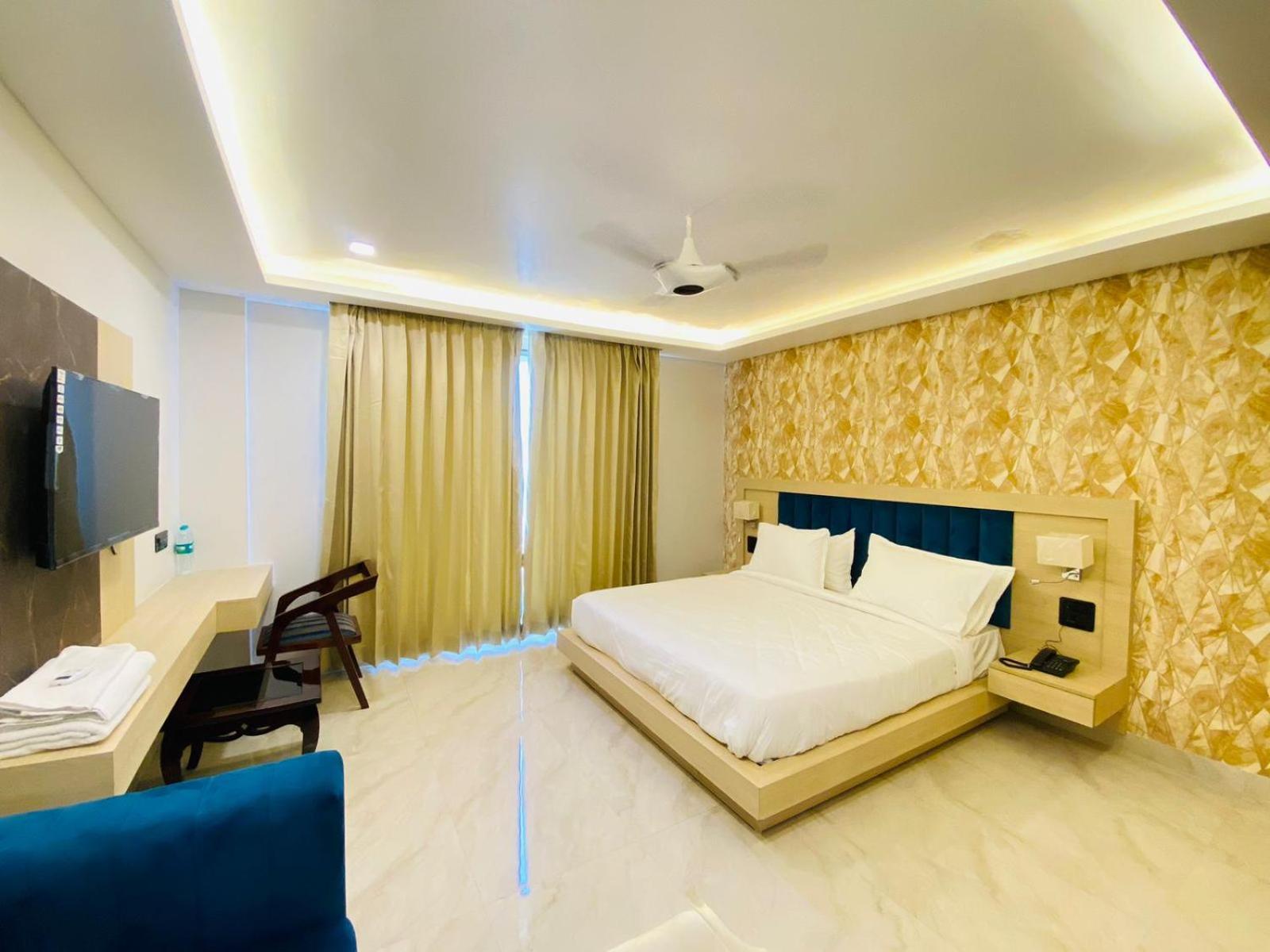 Hotel Holiday Grand Greater Noida Esterno foto