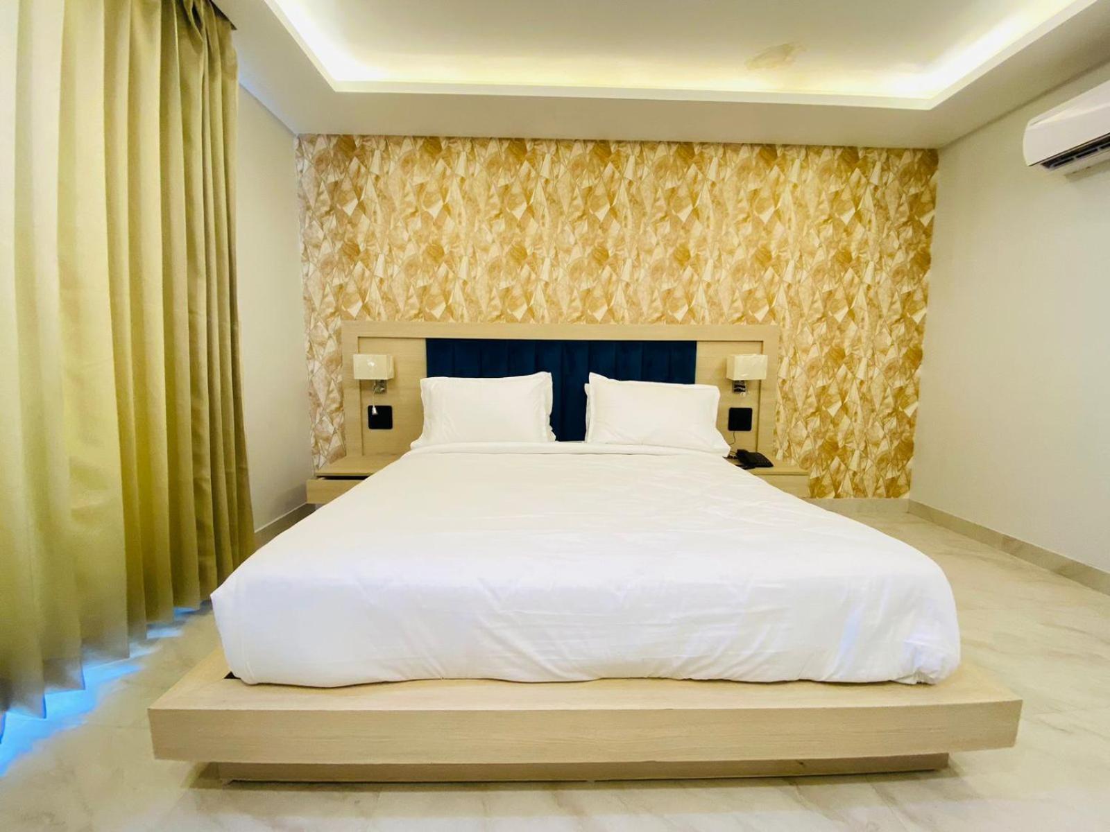 Hotel Holiday Grand Greater Noida Esterno foto