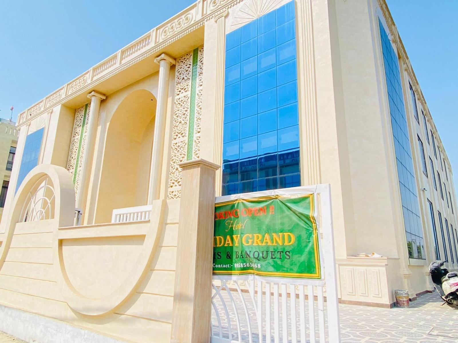 Hotel Holiday Grand Greater Noida Esterno foto