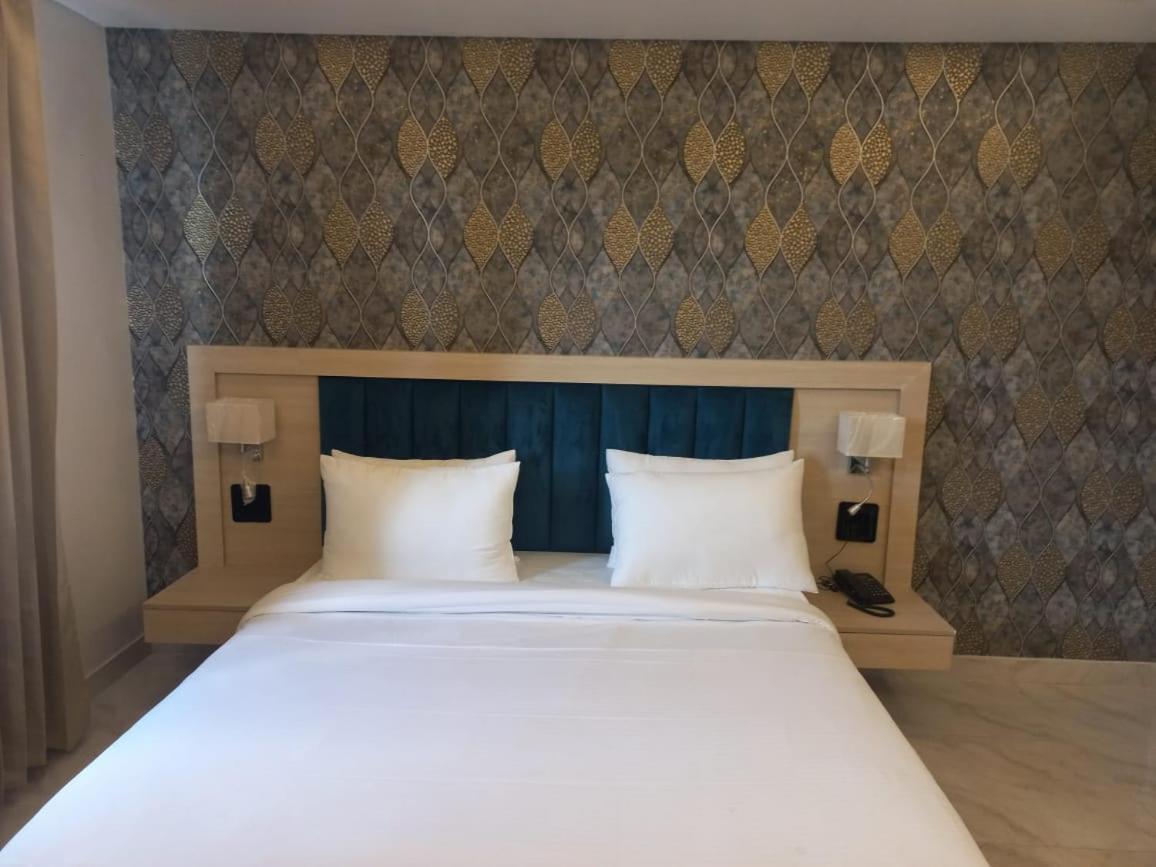 Hotel Holiday Grand Greater Noida Esterno foto