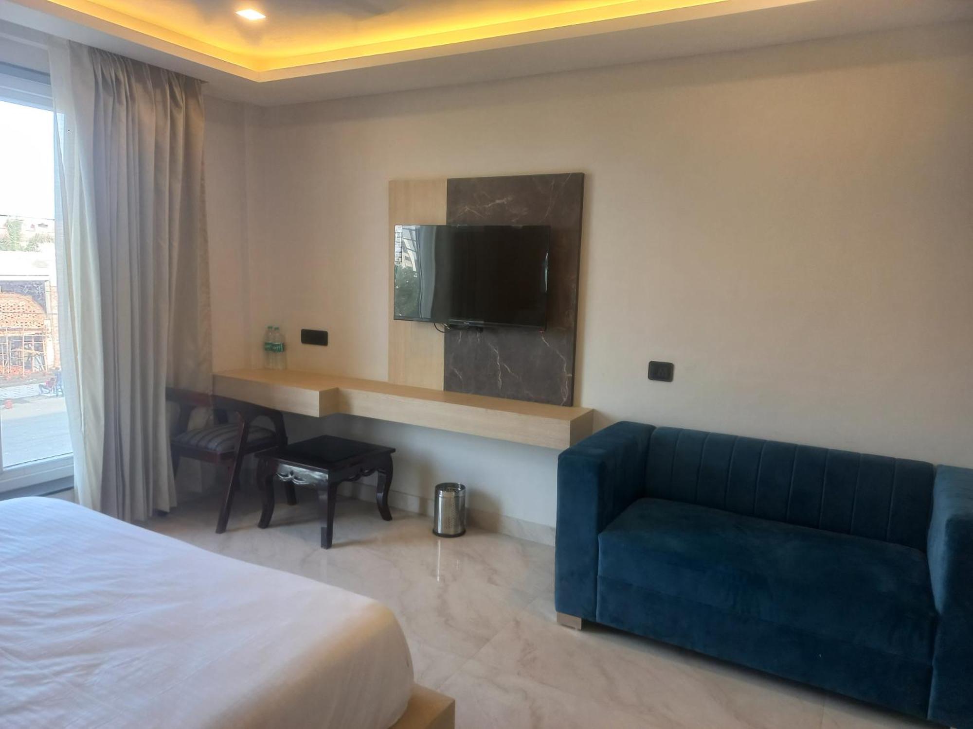 Hotel Holiday Grand Greater Noida Esterno foto